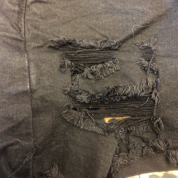 KANCAN LOS ANGELES DISTRESSED SHORTS IN SIZE 9 - Picture 7 of 7